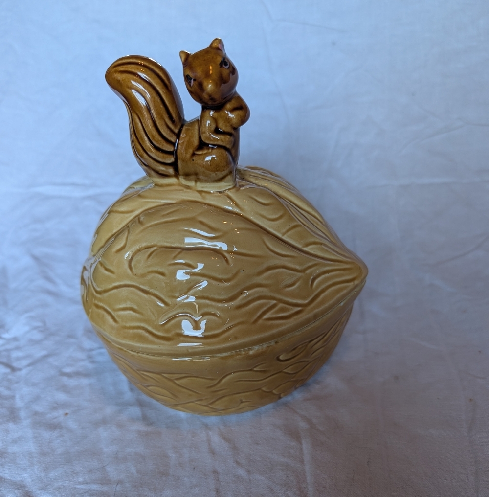 2/30$ Squirrel Walnut Ceramic Candy Dish - Picture 1 of 9